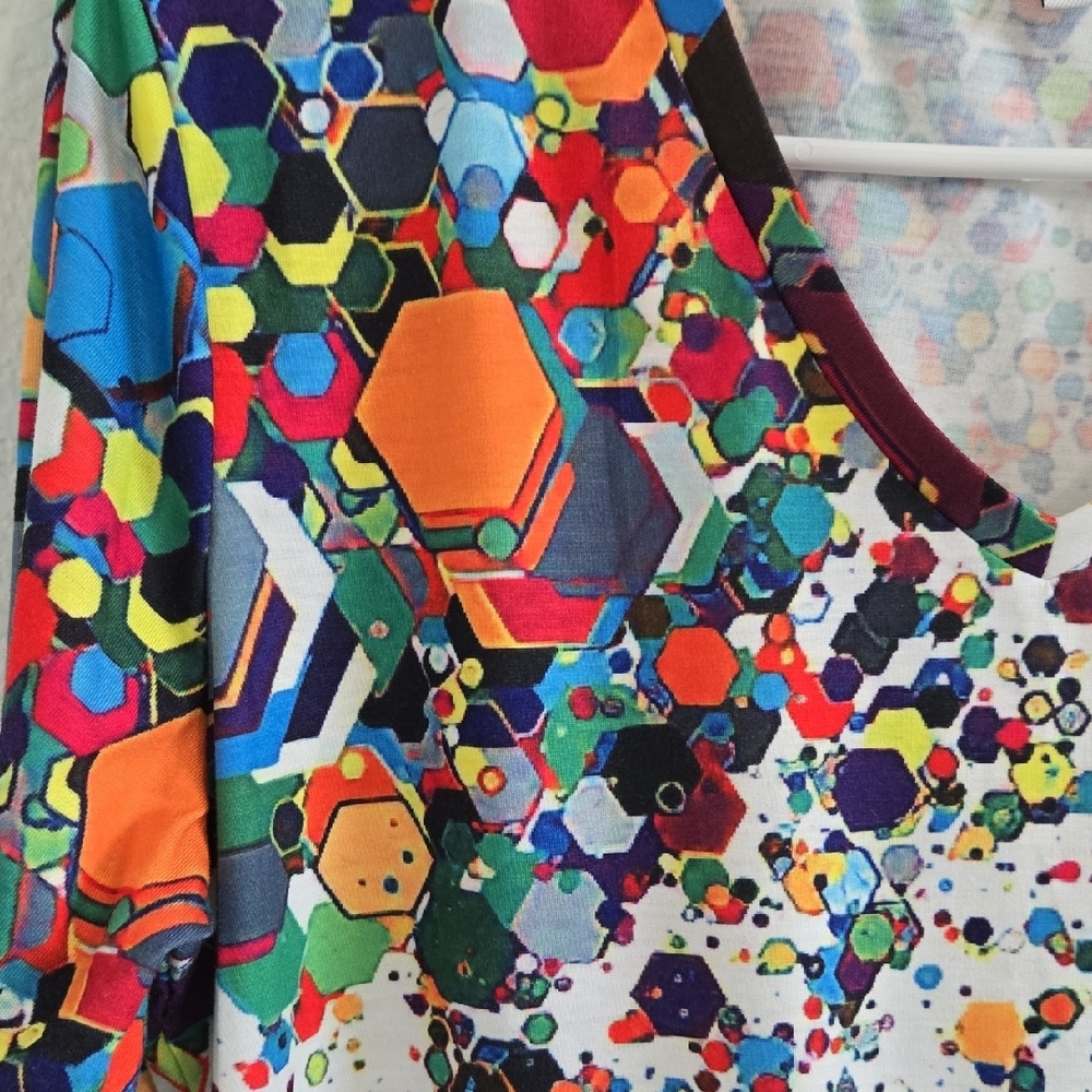 Colorful Geometric Patterned Top - Picture 4 of 6